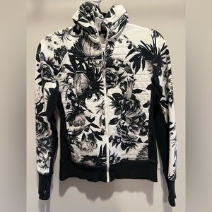 Lululemon black and white scuba sweater size 6